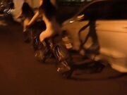 Esibizioniste italiane nude in biciclettà per Bologna