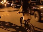 Esibizioniste italiane nude in biciclettà per Bologna