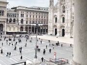 Le Donatella ammirano il panorama di Milano