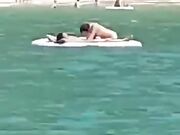 Beccati a fare sesso in mare