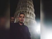 Pompino notturno sotto la torre di Pisa