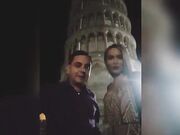 Pompino notturno sotto la torre di Pisa