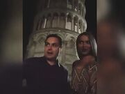 Pompino notturno sotto la torre di Pisa