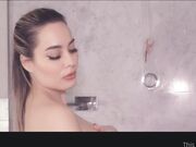 Paola Saulino nuda sotto la doccia