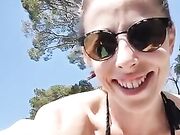Milf italiana esibizionista in bikini al mare