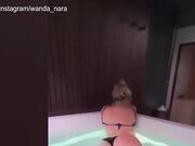 Wanda Nara relax in piscina