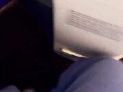 Bea si masturba nel bagno dell'aereo col dildo