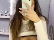 Bea si masturba nel bagno dell'aereo col dildo