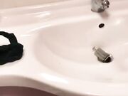 Selfie moglie che si masturba con dildo in bagno
