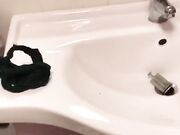 Selfie moglie che si masturba con dildo in bagno