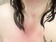 Morettina italiana tatuata si sditalina nella doccia