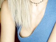 Milf italiana bionda su C4 si masturba sul divano