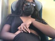 Bellissima nera esibizionista in treno si masturba