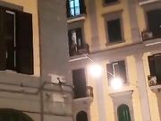 Succede a Napoli COSE DA PAZZI SCOPANO SUL BALCONE