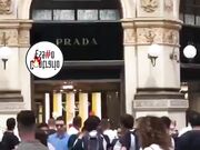 MILANO COPPIA SCOPA ALLA FINESTRA IN GALLERIA