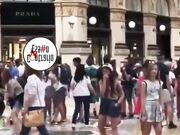 MILANO COPPIA SCOPA ALLA FINESTRA IN GALLERIA