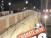 Lo tira fuori e piscia dal ponte sul Tevere