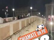 Lo tira fuori e piscia dal ponte sul Tevere