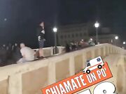 Lo tira fuori e piscia dal ponte sul Tevere