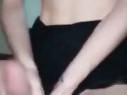 Ragazza con piercing ai capezzoli lo mena al fidanzato