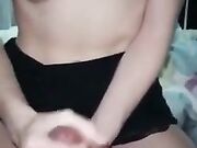 Ragazza con piercing ai capezzoli lo mena al fidanzato