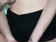 Ragazza con piercing ai capezzoli lo mena al fidanzato