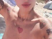 Yegola topless in spiaggia (Seguila su OF)
