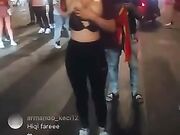 Ragazza albanese festeggia la vittori dell Roma