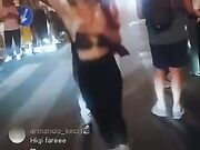 Ragazza albanese festeggia la vittori dell Roma