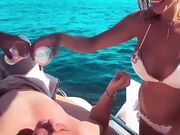 Vittoria Schisano Trans balla in bikini in barca