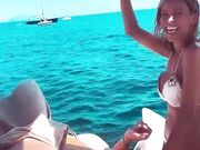 Vittoria Schisano Trans balla in bikini in barca