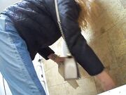 BELLA BIONDA FA LA CACCA