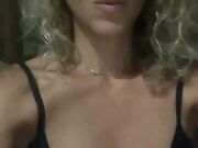 MILF italiana bionda con occhiali si masturba C4