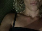 MILF italiana bionda con occhiali si masturba C4