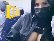 Tami mostra le sue bellissime tett ein aereo
