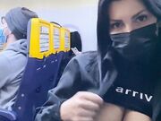 Tami mostra le sue bellissime tett ein aereo