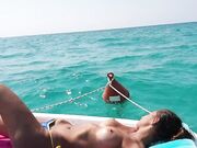 In topless sul materassino al mare