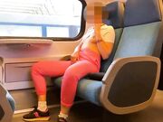 Teen si masturba in treno e spompina sconosciuto