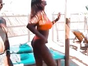 Ainett Stephens sexy balletto in spiaggia in bikini