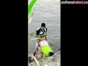 Ripresi di nascosto mentre scopano al fiume