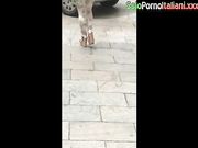 Milf italiana culona cammina per strada