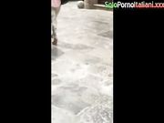 Milf italiana culona cammina per strada