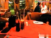Moglie italiana troia si masturba al ristorante