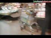 Bella ragazza culona al supermercato