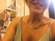 Sono in ufficio senza reggiseno e senza slip C4