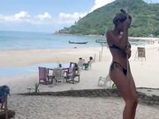 Elena Morali si diverte sull'altalena in bikini