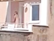 Scopata coppia esibizionista sul balcone a Positano