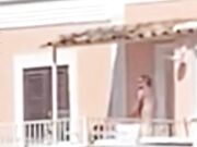 Scopata coppia esibizionista sul balcone a Positano