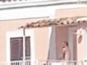 Scopata coppia esibizionista sul balcone a Positano