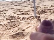 Moglie sega in spiaggi il marito e lo fa sborrare